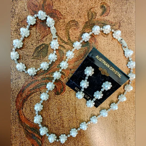 NWT Elegant Faux Pearl and Austrian Crystal Jewelry Set - Picture 1 of 8